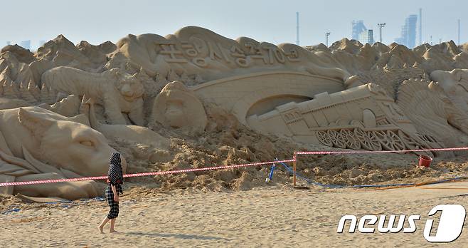 25일 오전 경북 포항시 북구 영일대해수욕장 백사장에 대형 코끼리와 코뿔소 등 동물 모래조각이 모습을 드러냈다. 모래조각은 포항시가 오는 29일 영일대해수욕장 개장을 축하하기 위해 마련했다. 2019.6.25/뉴스1 © News1 최창호 기자© 뉴스1