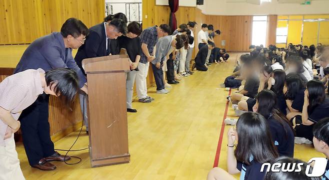 25일 오후 전북 전주시 완산여자고등학교 강당에서 완산학원 소속 교사들이 전교생을 앞에 두고 사과를 하고 있다. 최근 완산학원은 설립자 등 학교재단 관계자의 각종 비리로 전주지검이 기소, 재판이 진행되고 있다. 2019.6.25 /뉴스1 © News1 문요한 기자