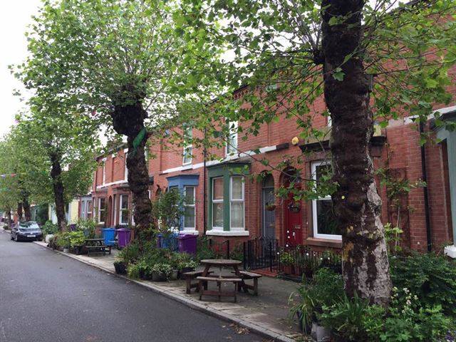 재개발 구역으로 묶이면서 폐허가 됐던 그랜비 스트리트가 주민들의 손길이 닿은 잘 가꿔진 거리로 바뀌었다.