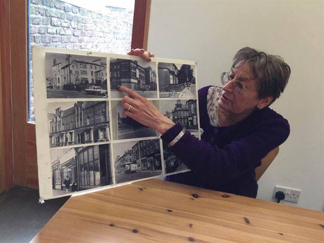 그랜비 스트리트에 30년 넘게 산 헤이즐 틸리씨가 옛 풍광이 담긴 사진을 보여주고 있다.