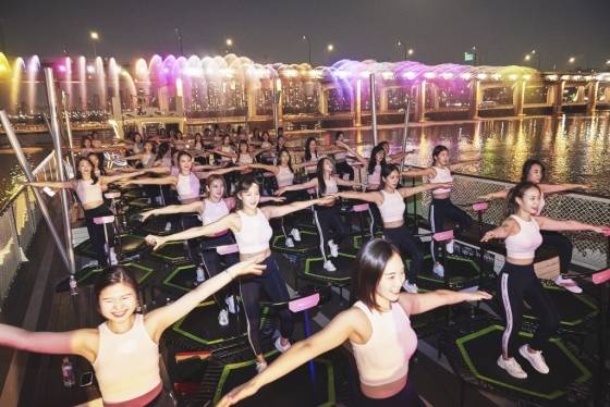 뉴발란스가 지난 4월 서울 여의도 이랜드크루즈에서 마련한 '트램펄린 점핑 피트니스' 프로그램 모습./사진 제공=이랜드