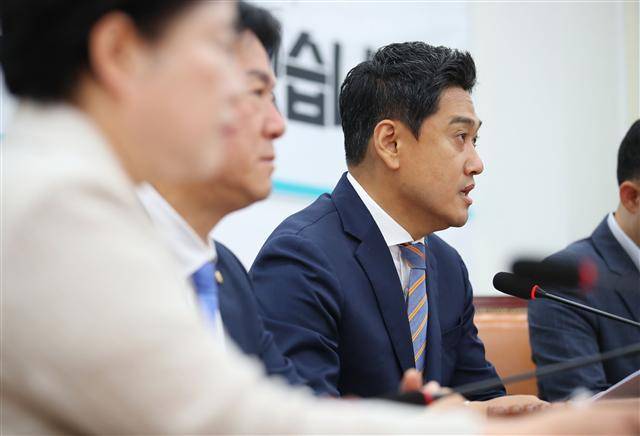 바른미래당 오신환 원내대표가 25일 오전 여의도 국회에서 열린 원내대책회의에서 발언하고 있다. [연합]
