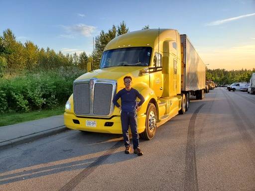 북미대륙을 누비는 트럭커 최창기씨와 ‘돌쇠’라는 애칭을 지닌 그의 트럭 켄워스 T680. 510마력에 트레일러까지 합쳐 길이가 약 16m에 달한다.