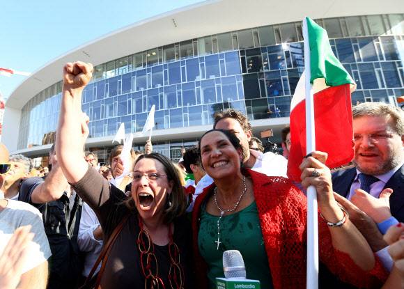25일(한국시간) 국제올림픽위원회(IOC)가 2026 동계올림픽 개최지로 이탈리아 밀라노와 코르티나담페초를 선정했다는 소식을 들은 밀라노 시민들이 환호성을 지르며 기뻐하고 있다. 밀라노 로이터 연합뉴스 25일(한국시간) 국제올림픽위원회(IOC)가 2026 동계올림픽 개최지로 이탈리아 밀라노와 코르티나담페초를 선정했다는 소식을 들은 밀라노 시민들이 환호성을 지르며 기뻐하고 있다. 밀라노 로이터 연합뉴스