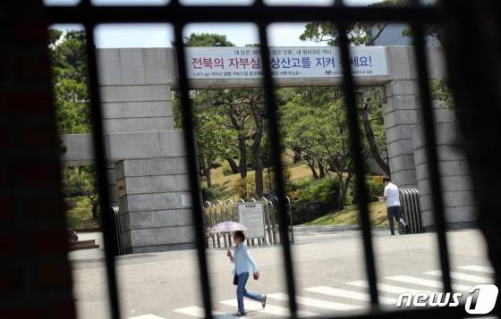 지난 24일 자율형사립고 재지정 평가에서 0.31점 차이로 탈락한 전북 전주시 상산고등학교에서 학생들이 점심시간을 이용해 정문으로 출입하고 있다. 한편 이날 취임 1주년 기자간담회를 연 김승환 전북교육감은 상산고 자사고 재지정 평가에 대해 "문제가 없다. 상산고에 대한 평가는 엄격하고 공정한 절차를 거쳐서 실시됐다"고 밝혔다./ 사진=뉴스1