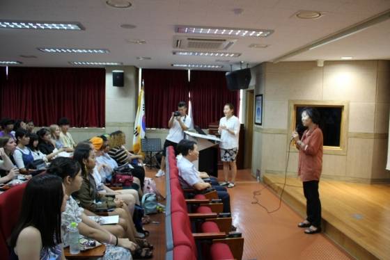 충남대학교 국제언어교육원에서 주최하는 2018년도 주요국가 초청연수 참가 학생 30명이 18일 세종국제고등학교에서 세종국제고에 대한 설명을 듣고 있다./사진=뉴시스