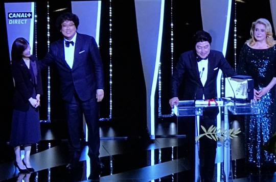 봉준호 감독, 배우 송강호와 함께 칸영화제 폐막식 무대에 오른 곽신애(왼쪽) 대표.