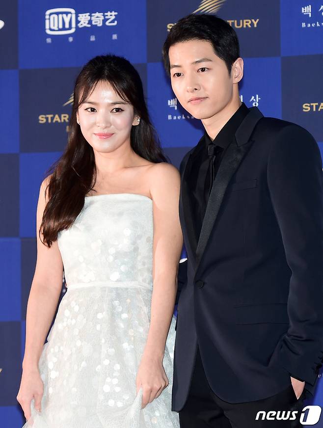 배우 송중기(34)와 송혜교(38) 양측이 이혼 절차를 밟고 있다고 밝혔다. 27일 송중기와 송중기 소속사 블러썸 엔터테인먼트 측은 공식 보도자료를 통해 송혜교와 이혼 절차를 밟고 있다는 사실을 공식화했다. 이날 송중기는 법률대리인을 통해 "저를 사랑해주시고 아껴주시는 많은 분들께 좋지 않은 소식을 전해드리게 되어 죄송하다는 말씀을 먼저 전한다＂며 ＂저는 송혜교씨와의 이혼을 위한 조정절차를 진행하게 됐다＂고 말했다. (뉴스1 DB) 2019.6.27/뉴스1