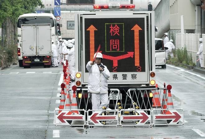 27일 오사카 시내 한 도로에서 경찰관이 교통을 통제하고 있다. [AP=연합뉴스]