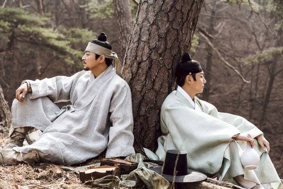 드라마 '녹두꽃'의 주인공인 백이강(조정석, 왼쪽)과 백이현(윤시윤). 배다른 형제인 이들은 격동의 소용돌이 속에서 서로 엇갈린 길을 선택한다. 백이강은 동학군 별동대장이 되고, 백이현은 동학군을 진압하는 일본군의 편에 선다. [SBS]