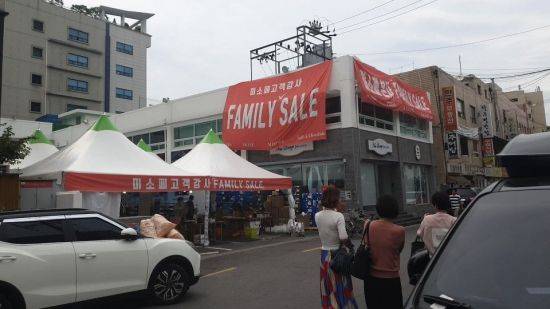 유명 구두 브랜드 '미소페'를 만드는 비경통상 본사 건물 전경.중간 협력업체 제화공들의 점거 농성이 지난 4일 끝난 후 27일 현재 7월 패밀리세일 이벤트가 진행되고 있다. 사진=차민영 기자