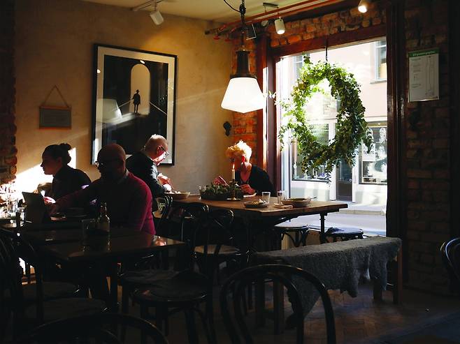 “와, 선생님! 오늘 너무 예쁘네요. 어디 파티라도 가시나봐요!”라는 내 말에 방긋 웃으며 답한다. “응, 오늘 내 전 남편과의 이혼 기념일이라 저녁에 만나기로 약속했어.” 스웨덴어가 익숙지 않던 나는 결혼기념일을 이혼 기념일로 잘못 들었다 생각했다. “이혼 기념일이요?” 조심스럽게 되물었더니 몰린은 여전히 방긋방긋 웃으며 대답한다.  “맞아. 오늘이 이혼한 지 삼십오 주년 되는 기념일이라 근사한 저녁을 먹기로 했어. 우린 여전히 친구니까!” ⓒ엘리