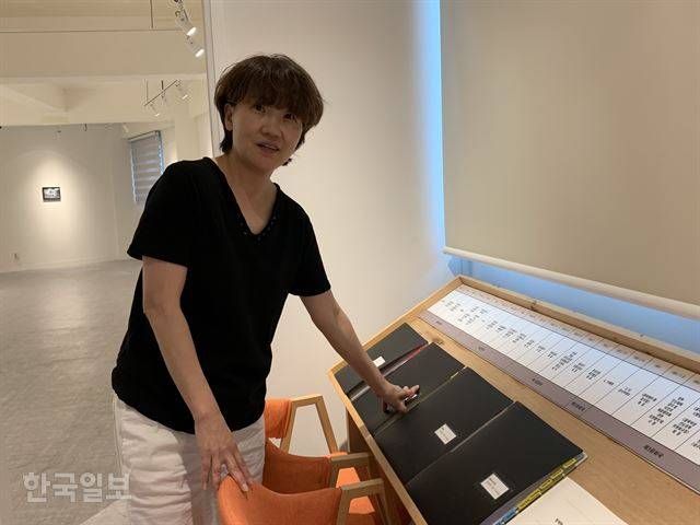 신박진영 대구여성인권센터 대표가 대구여성인권센터 3층 기억공간에서 그 동안 자갈마당의 역사와 기록물들을 정리해놓은 자료를 가리키며 성매매 피해여성 지원 방안에 대해 설명하고 있다. 김재현기자 k-jeahyun@hankookilbo.com