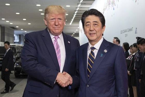28일 오사카 G20정상회의장에서 미일 정상회담이 열리기에 앞서 양 정상이 악수를 하고 있다. [AP=연합뉴스]