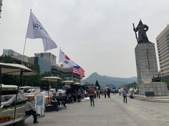 Our Republican Party supporters reinstalled&nbsp;the rally station at the Gwanghwamun Square in central Seoul Wednesday morning. (Kim Arin/The Korea Herald)