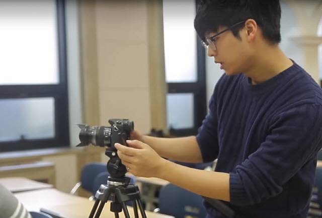 촬영 현장에서 카메라를 잡고 있는 이신혁 디렉터. / ‘성적표 소곡’ 메이킹 필름 캡처 (출처: 티키틱TIKITIK)
