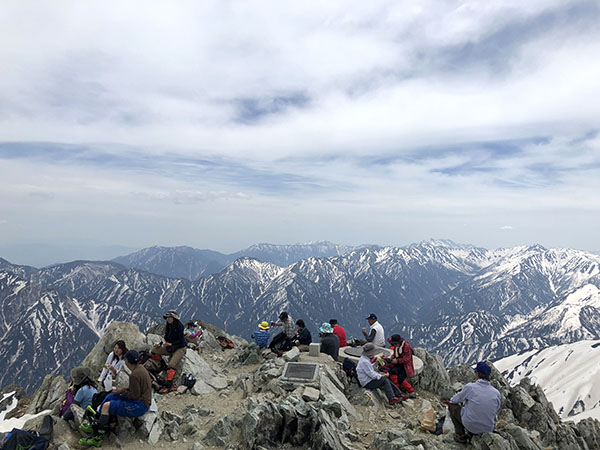ⓒ시사IN 고재열 다테야마의 주봉 오야마(3003m) 정상에서 등산객들이 일본 북알프스 전경을 즐기고 있다.