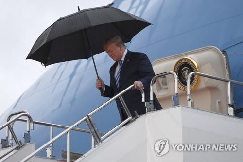 (오사카 AP=연합뉴스) 도널드 트럼프 미 대통령이 주요 20개국(G20) 정상회의에 참석하기 위해 27일 오사카국제공항에 도착, 전용기 에어포스 원에서 내리고 있다.
