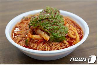 연천 망향비빔국수© 뉴스1