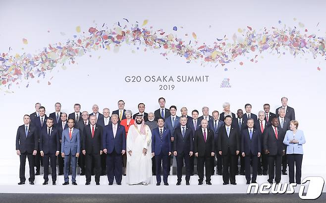 문재인 대통령이 지난 28일 오전 인텍스 오사카에서 열린 G20 정상회의 공식환영식에서 각국 정상들과 기념촬영을 하고 있다. (청와대 제공) 2019.6.29/뉴스1
