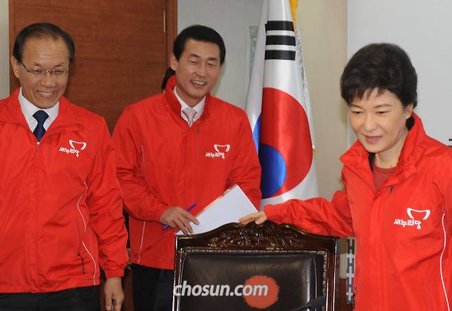 지난 2012년 3월 서울 여의도 새누리당사에서 박근혜 비대위원장이 빨간 점퍼를 입고 입장하고 있다. / 조인원 기자