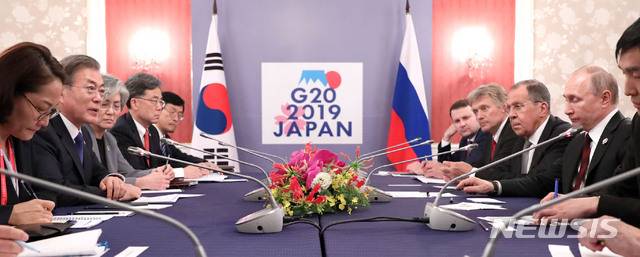 【오사카(일본)=뉴시스】전신 기자 = 문재인 대통령이 29일 오사카 리가로얄 호텔에서 블라디미르 푸틴 러시아 대통령과 정상회담을 하고 있다. 2019.06.28. photo1006@newsis.com