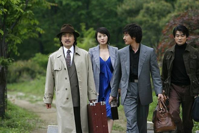 왼쪽부터 평경장 역 백윤식, 정마담 역 김혜수, 고니 역 조승우, 빨찌산 역 김경익 (사진=싸이더스 제공)