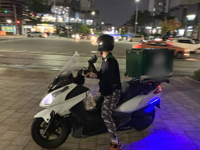 배달 일만 30년 이상 했다는 50대 베테랑 라이더 박 씨. / 강신우 기자