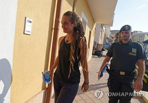이탈리아 경찰에 연행되는 독일 난민구조선 '시워치 3'의 선장 카롤라 라케테 [로이터=연합뉴스]