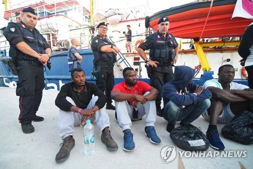 독일 난민구조선 '시워치 3'에 의해 지중해에서 구조된 난민들이 이탈리아 최남단 람페두사 항구에 하선한 모습 [로이터=연합뉴스]