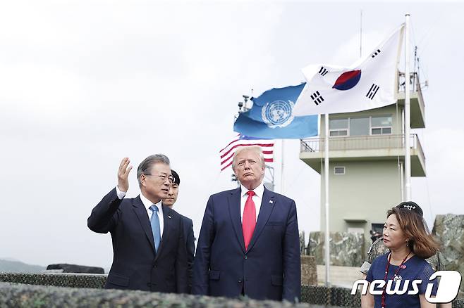 문재인 대통령과 도널드 트럼프 미국 대통령이 30일 오후 경기 파주 캠프 보니파스 북쪽의 최북단 '오울렛 초소'를 찾아 북한 쪽을 살펴보고 있다.(청와대 제공) 2019.6.30/뉴스1