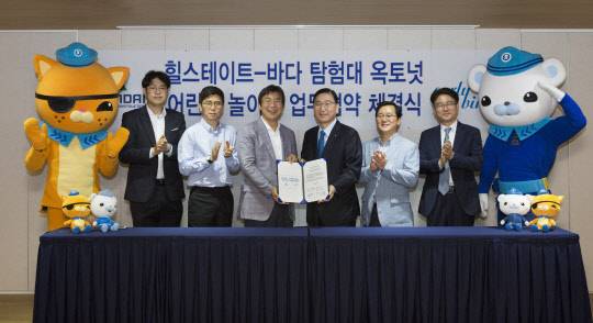 서울 계동 현대건설 본사에서 현대건설 주택사업본부장 윤영준 전무(오른쪽 네 번째), 디자인마케팅실장 이인기 상무(오른쪽 세 번째), ㈜얼리버드픽쳐스 김대창 대표이사(왼쪽 네 번째)와 박기원 실장(왼쪽 세 번째) 등이 업무협약(MOU)을 체결식을 진행하고 있다. <현대건설 제공>