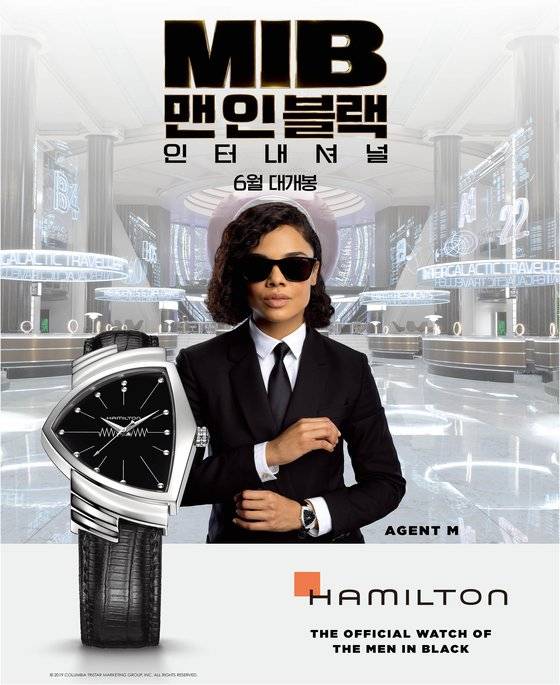 영화 '맨 인 블랙: 인터내셔널' 포스터와 요원의 시계 해밀턴 '벤츄라'. [사진 해밀턴]