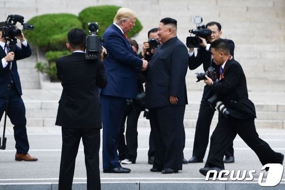 도널드 트럼프 미국 대통령과 북한 김정은 국무위원장이 30일 오후 판문점 군사분계선에서 만나 악수를 나누고 있다./사진=뉴스1(AFP)