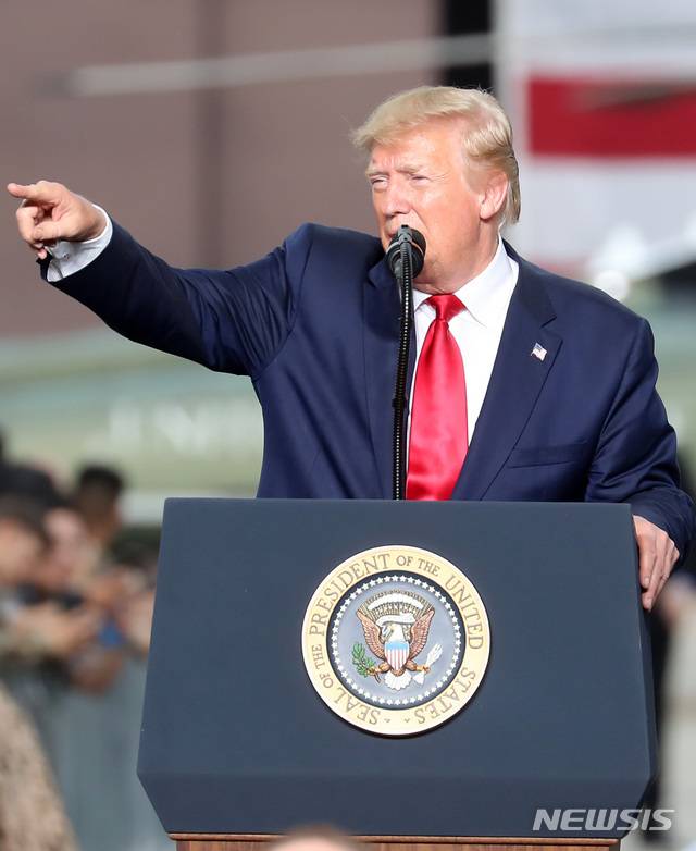 【평택=뉴시스】이영환 기자 = 도널드 트럼프(Donald Trump) 미국 대통령이 30일 오후 경기 평택시 주한미군 오산 공군기지에서 연설을 하고 있다. 2019.06.30.  20hwan@newsis.com