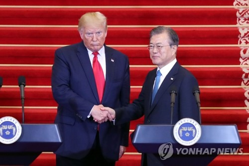 악수하는 한미 정상 (서울=연합뉴스) 한상균 기자 = 문재인 대통령과 도널드 트럼프 미국 대통령이 30일 오후 청와대에서 공동기자회견 후 악수를 하고 있다. 2019.6.30 xyz@yna.co.kr