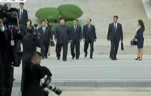 김정은 국무위원장과 수행원들 좌측 첫번째 최선희과 김여정 순, 오른쪽 첫번째 현송월, 김정은 오른쪽 옆 두번째 조용원