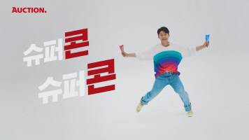 옥션은 이승우 선수를 모델로 손흥민이 출연해 화제를 모은 ‘슈퍼콘’ 패러디 광고를 선보였다.(사진=옥션)