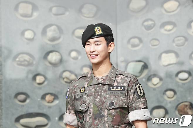 배우 김수현이 1일 오전 경기도 파주시 임진각 평화의 종 앞에서 군 복무를 마치고 전역인사를 하고 있다. 지난 2017년 10월 입대한 김수현은 어린 시절 앓아온 심장 질환으로 첫 징병검사 당시 4급 공익근무요원 판정을 받았지만 꾸준한 건강관리로 현역으로 입대해 최전방 부대인 1사단 수색대대에서 군 복무를 했다. 특히 김수현은 부대 내 TOP팀 및 특급전사로 선정돼 모범적인 생활로 군복무를 마쳤다. 2019.7.1/뉴스1 © News1 권현진 기자