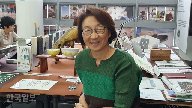 [저작권 한국일보]지난 26일 제주시 청소년수련관 다목적실에서 진행되고 있는 ‘재美난 교실 제주봄 오픈 스튜디오’ 전시회에서 만난 조한혜정 연세대 명예교수. 김영헌 기자.
