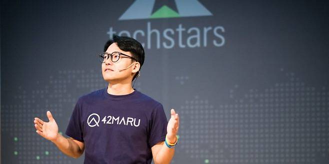 42maru 김동환 대표가 테크스타즈 데모데이에서 발표하고 있다