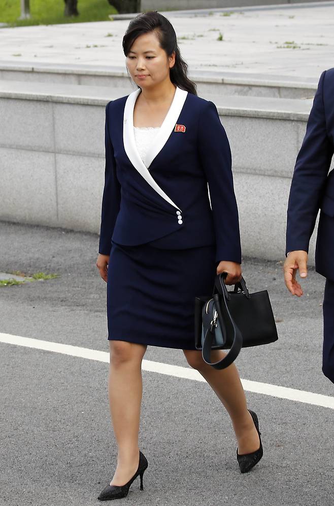 도널드 트럼프 미국 대통령과 김정은 북한 국무위원장이 판문점에 북미회담을 가진 가운데 현송월 북한 삼지연관현악단 단장 겸 노동당 부부장이 김정은 국무위원장의 의전 역할을 맡아 눈길을 끌었다. [청와대사진기자단]