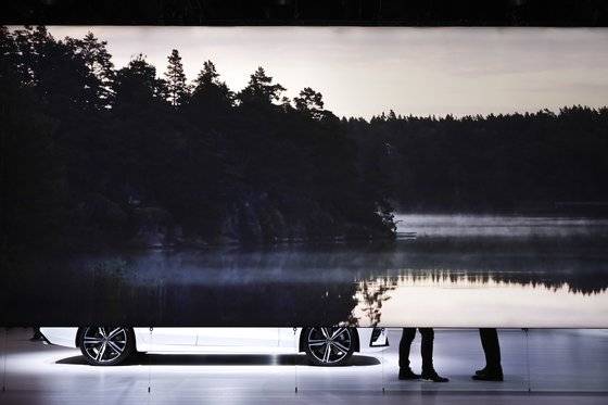 2019 LA오토쇼에서 볼보자동차가 하부를 살짝 공개한 S60. [사진 AP통신]