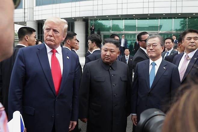 ▲ 문재인 대통령과 김정은 북한 국무위원장, 트럼프 미국 대통령이 30일 오후 판문점에서 사상 처음으로 조우하고 있다. 사진=청와대