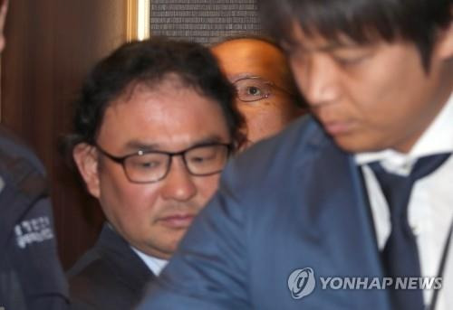 한국에 대한 3개 품목 규제 관련 주한 일본대사 초치 (서울=연합뉴스) 김승두 기자 = 나가미네 야스마사 주한 일본대사가 일본 정부가 발표한 반도체 소재 등 3가지 품목에 대한 수출규제 강화와 관련해 초치돼 서울 종로구 도렴동 외교부 청사로 들어가고 있다. 야스마사 대사는 취재진을 피해 지하 4층 주차장을 이용, 엘리베이터를 타고 외교부로 들어갔다. 2019.7.1