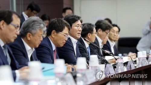 수출상황 점검회의 주재하는 성윤모 장관 (서울=연합뉴스) 안정원 기자 = 성윤모 산업통상자원부 장관이 1일 오후 서울 중구 한국무역보험공사에서 열린 수출상황 점검회의에서 발언하고 있다. 2019.7.1