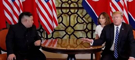 지난 2월 28일 베트남 하노이에서 열린 북미 정상회담 모두 발언에서 트럼프 대통령이 "시간에 구애받지 않겠다"고 하자 김정은 북한 국무위원장이 "우리에겐 시간이 없는데"라며 통역을 돌아보고 있다. [사진 JTBC캡처]