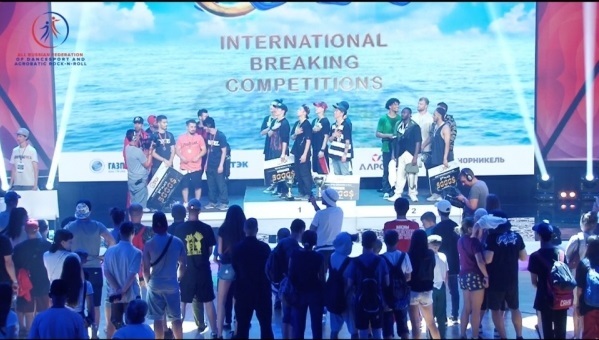 한국 비보이팀이 진조크루가 오픈브레이킹 단체전에서 우승해 시상대 맨 가운데에 올랐다. 사진 부천시 제공
