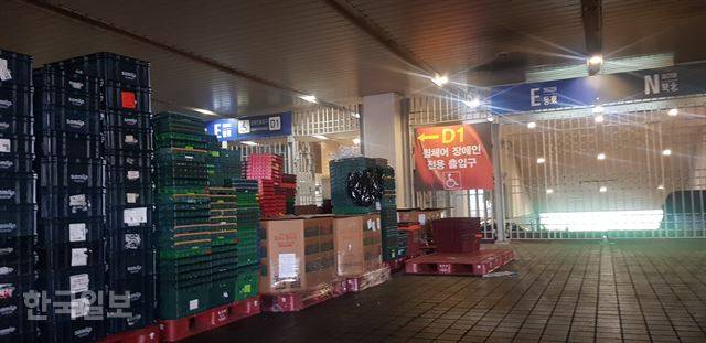 서울월드컵경기장 휠체어석 출입구 앞엔 경기장 내 입점해있는 대형마트 자재가 적치돼있다. 김형준 기자