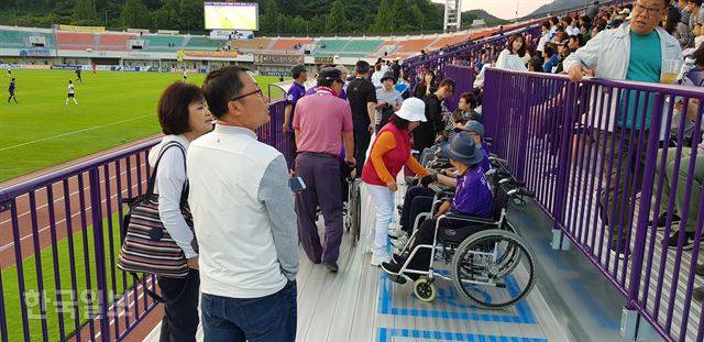 지난달 22일 K리그2 안양과 광주의 경기가 열린 안양종합운동장 내 가변석에 장애인들이 경기 관람을 위해 자리했지만, 높은 난간과 동선 오류로 불편을 겪었다. 안양=김형준 기자